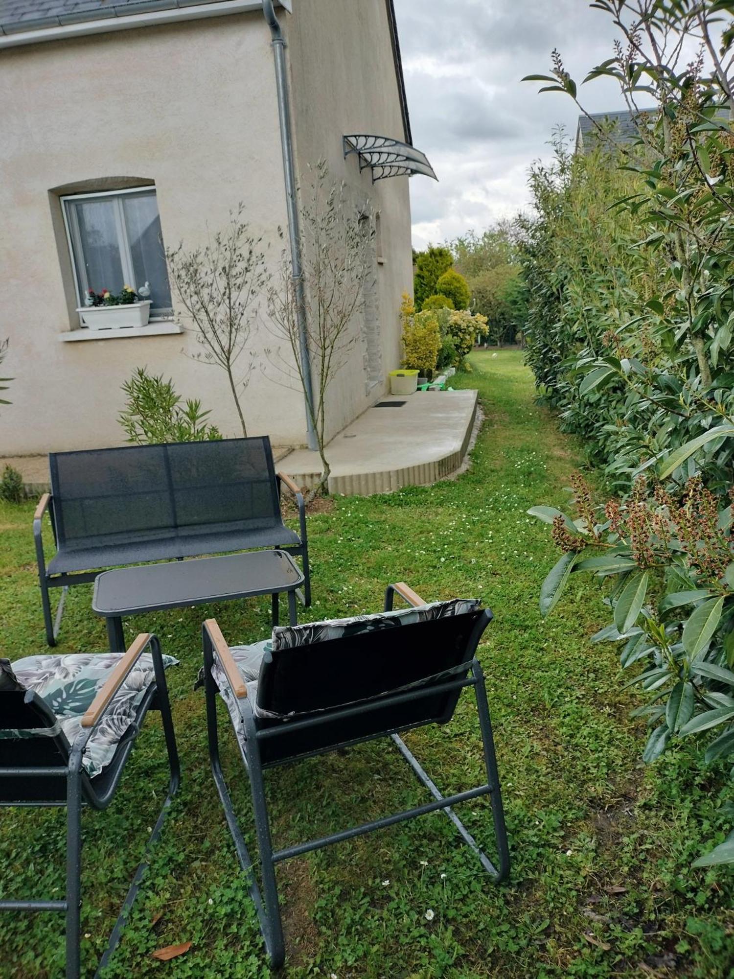 Un Studio Avec Une Entree Independante Thilouze Extérieur photo