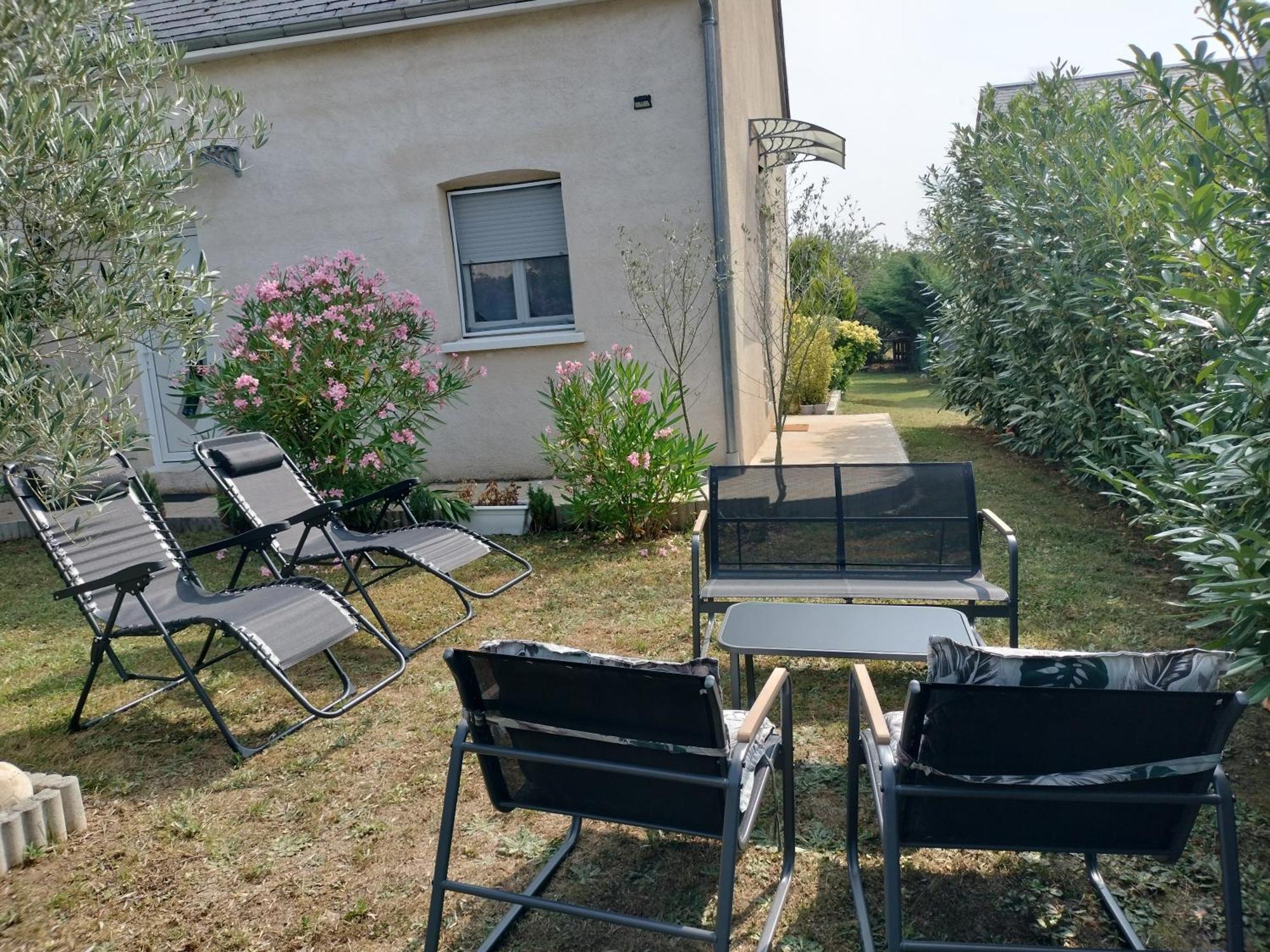 Un Studio Avec Une Entree Independante Thilouze Extérieur photo